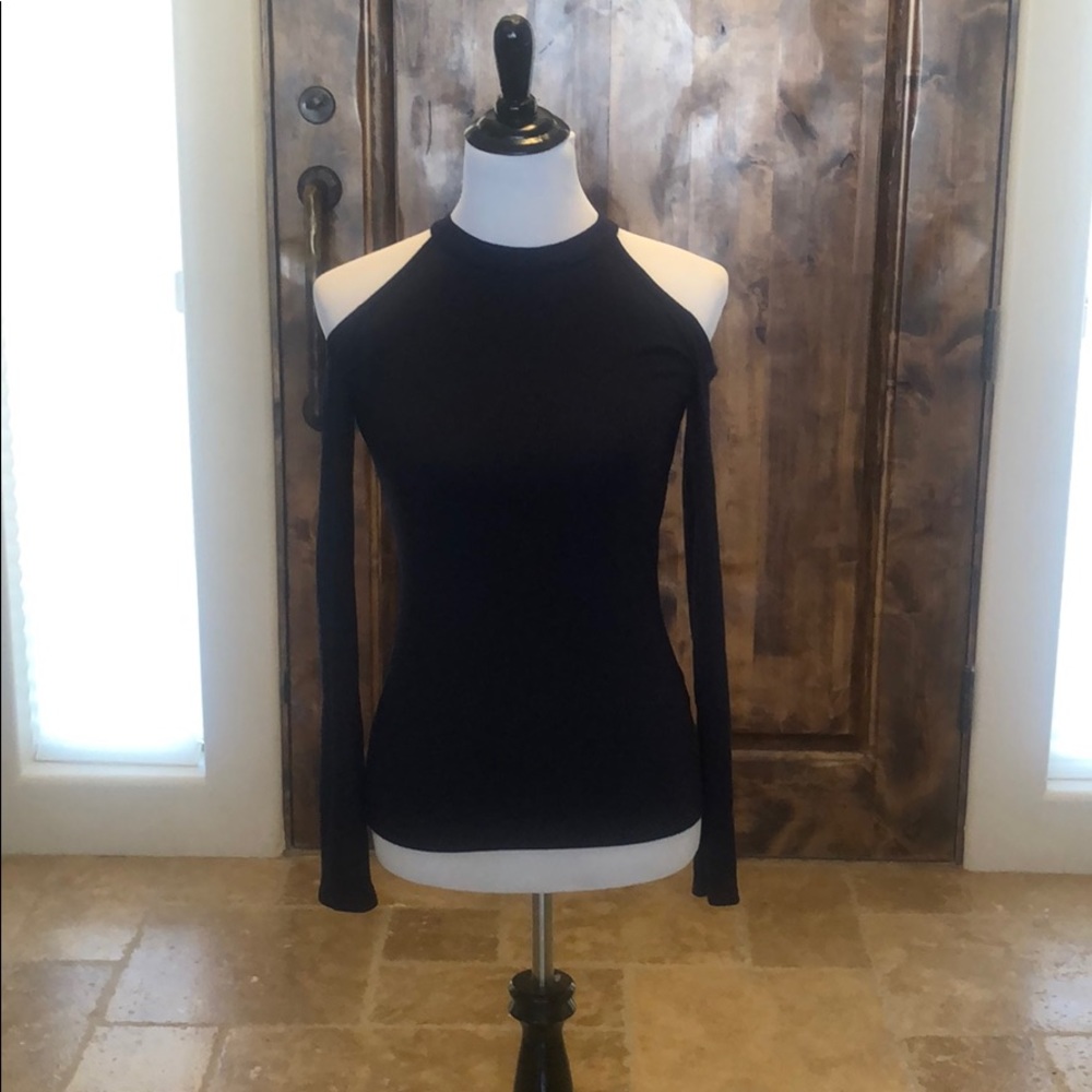Cold-shoulder top